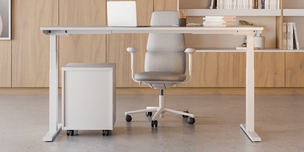 Bureau Blanc assis debout blanc dans un milieux cosy bois clair 