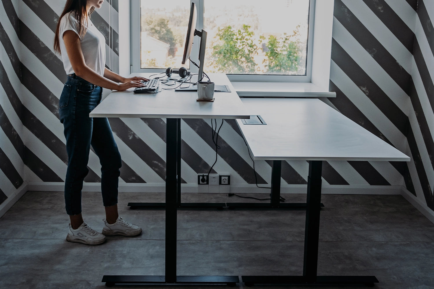 Femme en train de travailler sur son bureau assis-debout